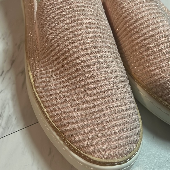 UGG Sammy slip on pink rose gold metallic knit sneaker flat shoe size 6.5 - Picture 3 of 8